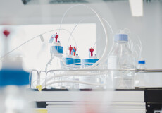 Analytisches HPLC-System mit angeschlossenen Reagenzflaschen zur radiopharmazeutischen Prüfung bei CUP Contract Labs