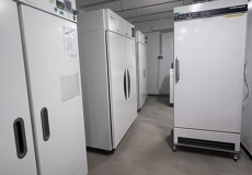 Autoklavierte Laborflaschen in Drahtkorb für sterile radiopharmazeutische Anwendungen bei CUP Contract Labs