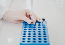 Manuelle Befüllung von Probengefäßen für die analytische Untersuchung radioaktiver Substanzen bei CUP Contract Labs