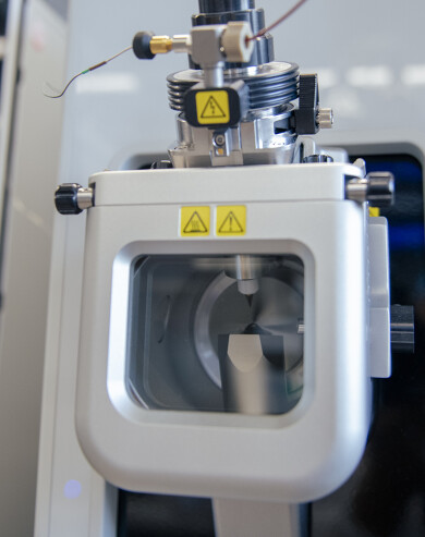 Detailansicht einer Ionenquelle im Massenspektrometer zur hochsensitiven Reinstoffanalytik radioaktiver Substanzen bei CUP Contract Labs